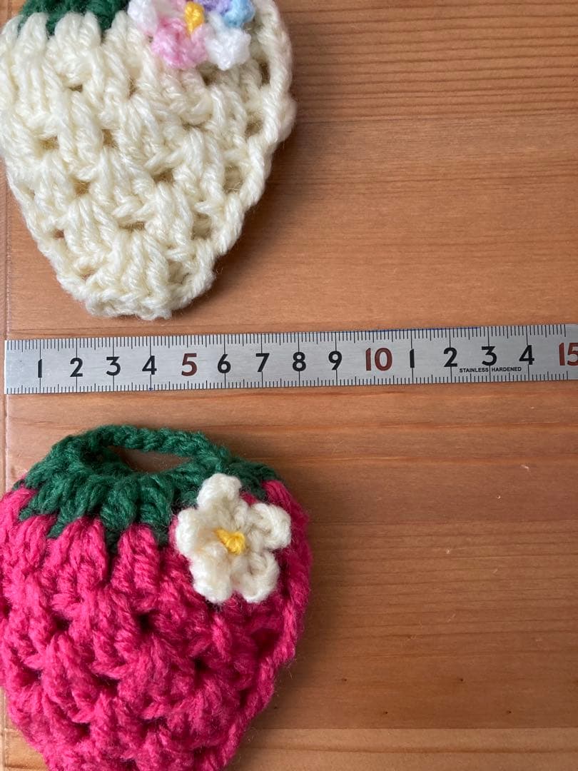 ぴいちp1　アクリルたわし　お花を付けたいちご