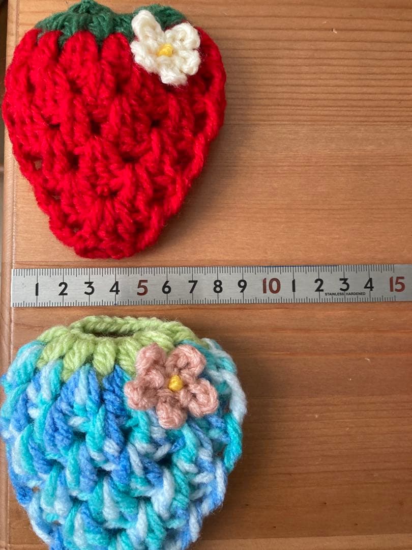 ぴいちp1　アクリルたわし　お花を付けたいちご