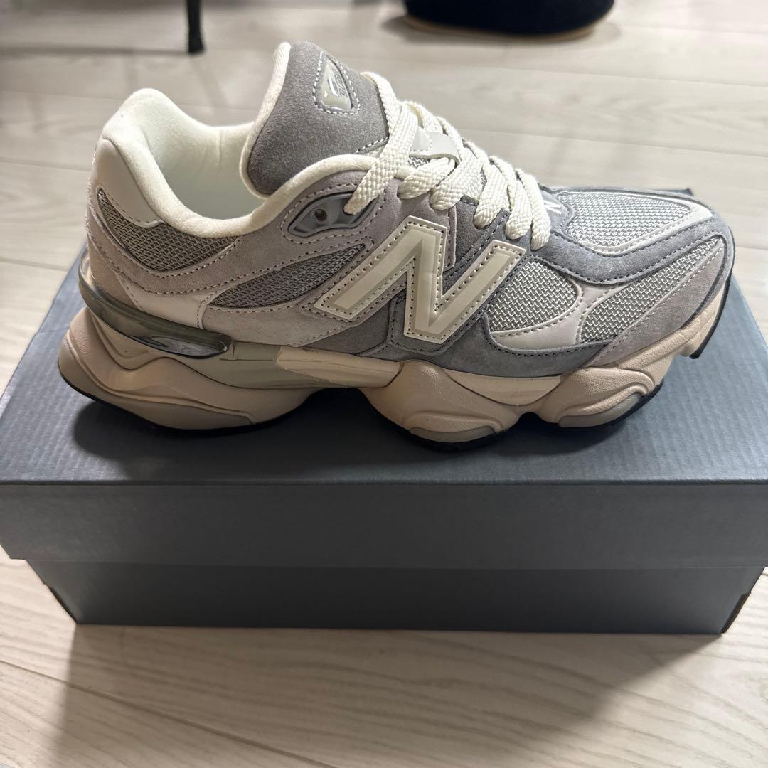 New Balance 9060EEEグレー/ホワイト スニーカー