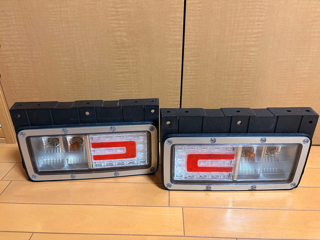 日野純正LEDテールランプ