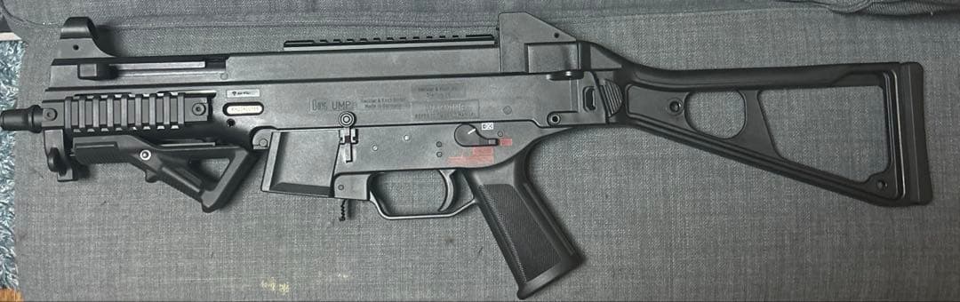 東京マルイ　UMP45ガスブロブラック サイレンサーとフォアグリップ付き