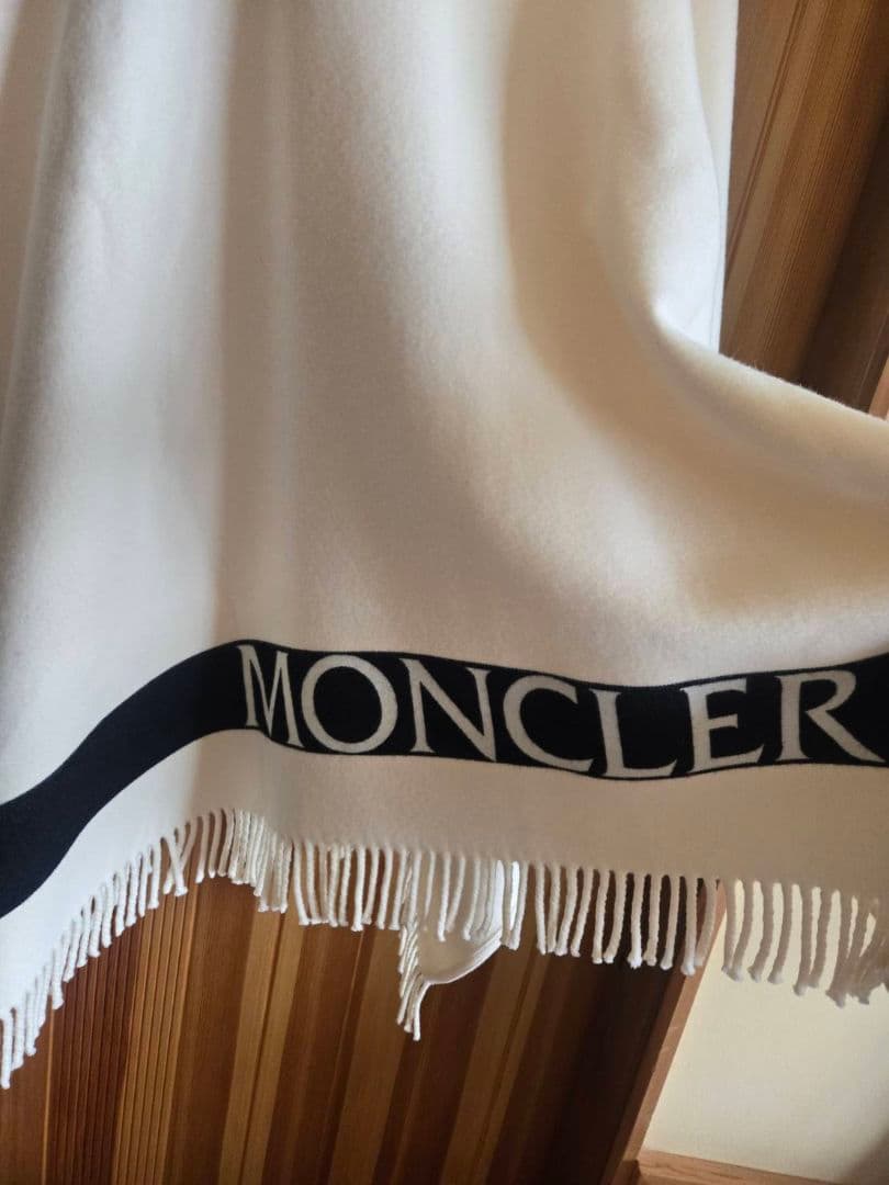 furucocoさま新品タグ付　モンクレール　MAMTELLA 　ケープコート