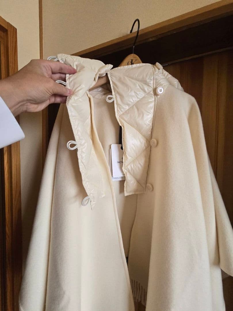 furucocoさま新品タグ付　モンクレール　MAMTELLA 　ケープコート