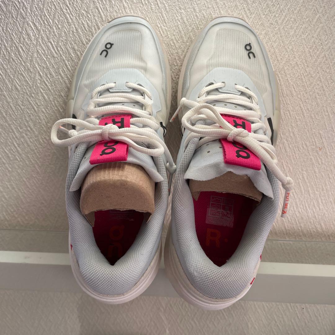 On THE ROGER Pro 2 7.5 M ホワイト/ピンク