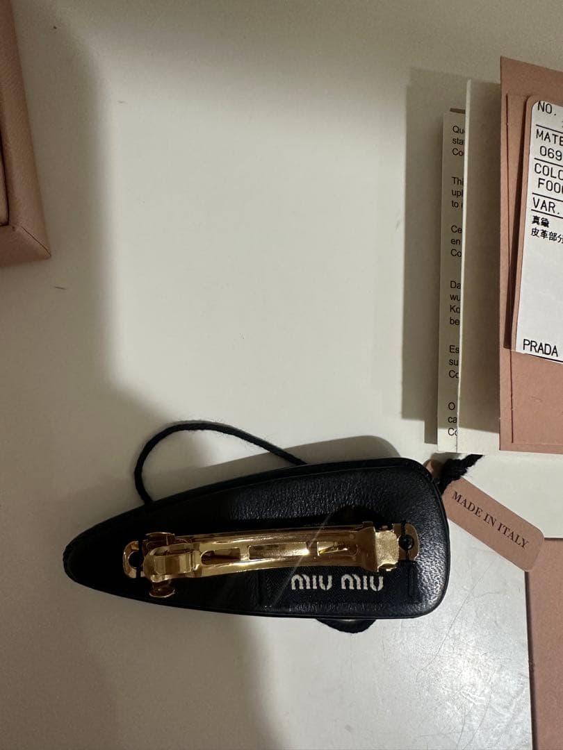 Miu Miu ヘアピン　ブラック