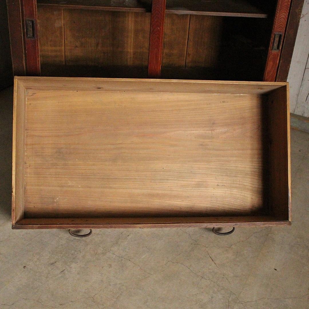 古く味のあるガラス戸棚　木製引き出し　食器棚　水屋　カウンター　古家具