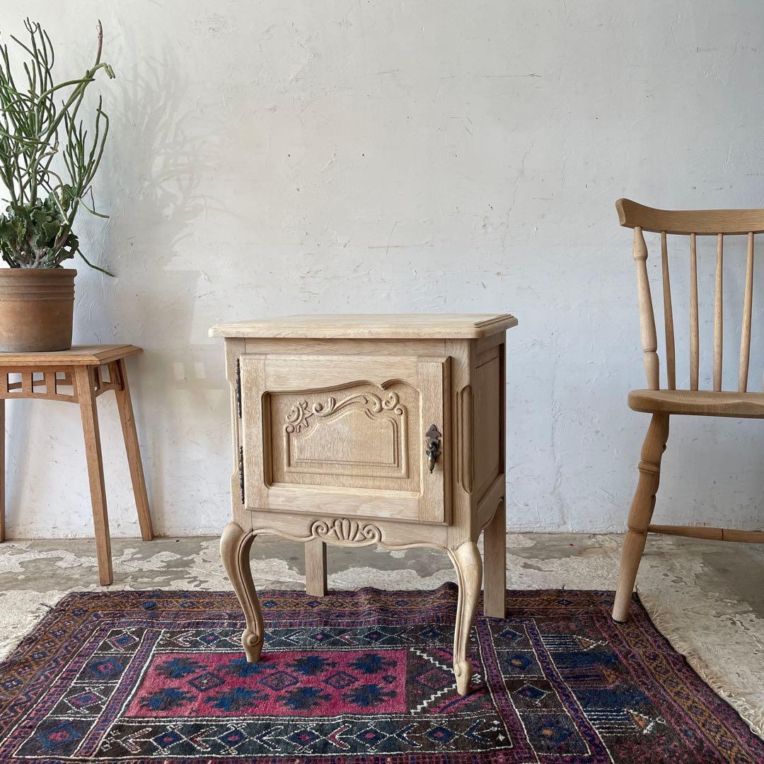 ビンテージ キャビネットベッドサイドテーブル 　猫脚　右開き　剥離