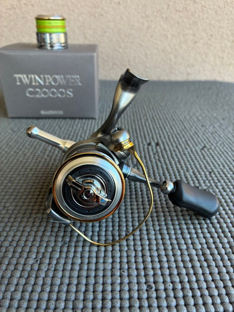 Shimano 11ツインパワーC2000S C 1000Sスプール付き