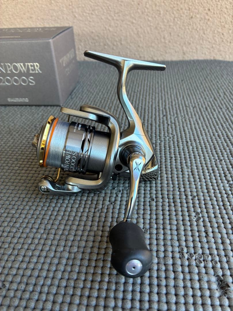 Shimano 11ツインパワーC2000S C 1000Sスプール付き
