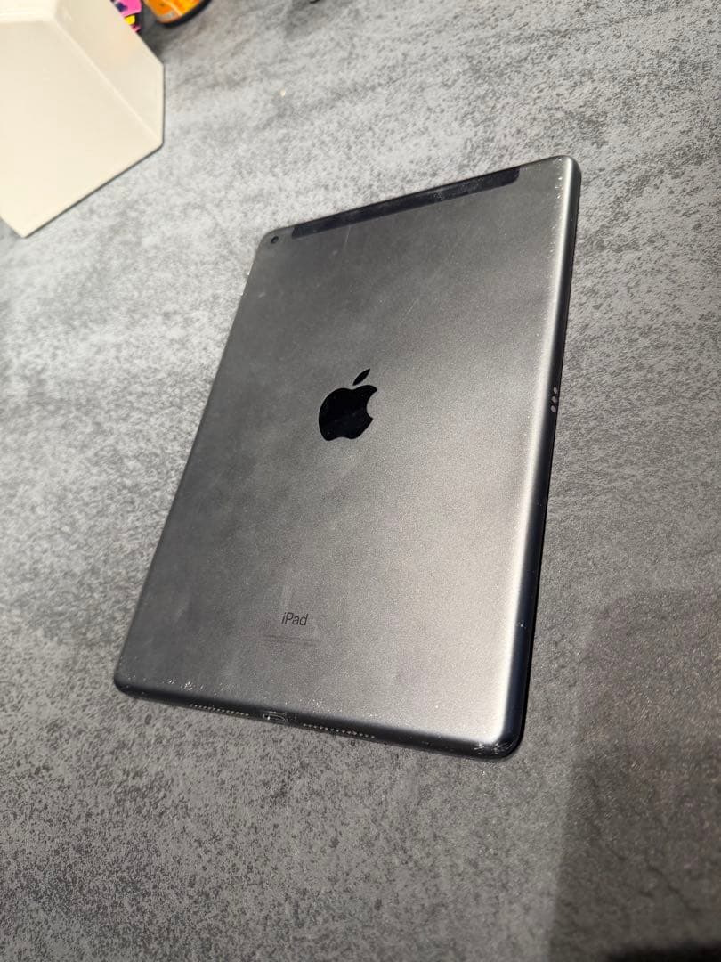 Apple iPad 第8世代　32GBスペースグレー 本体