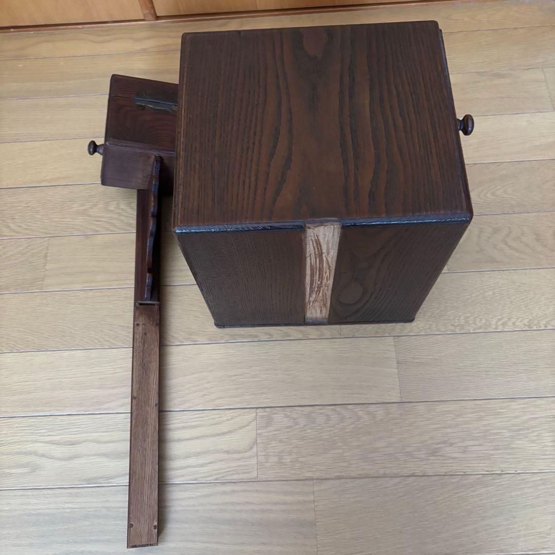 アンティークの木製の裁縫箱