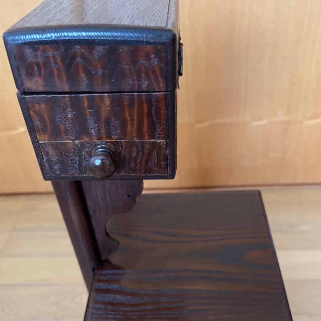 アンティークの木製の裁縫箱