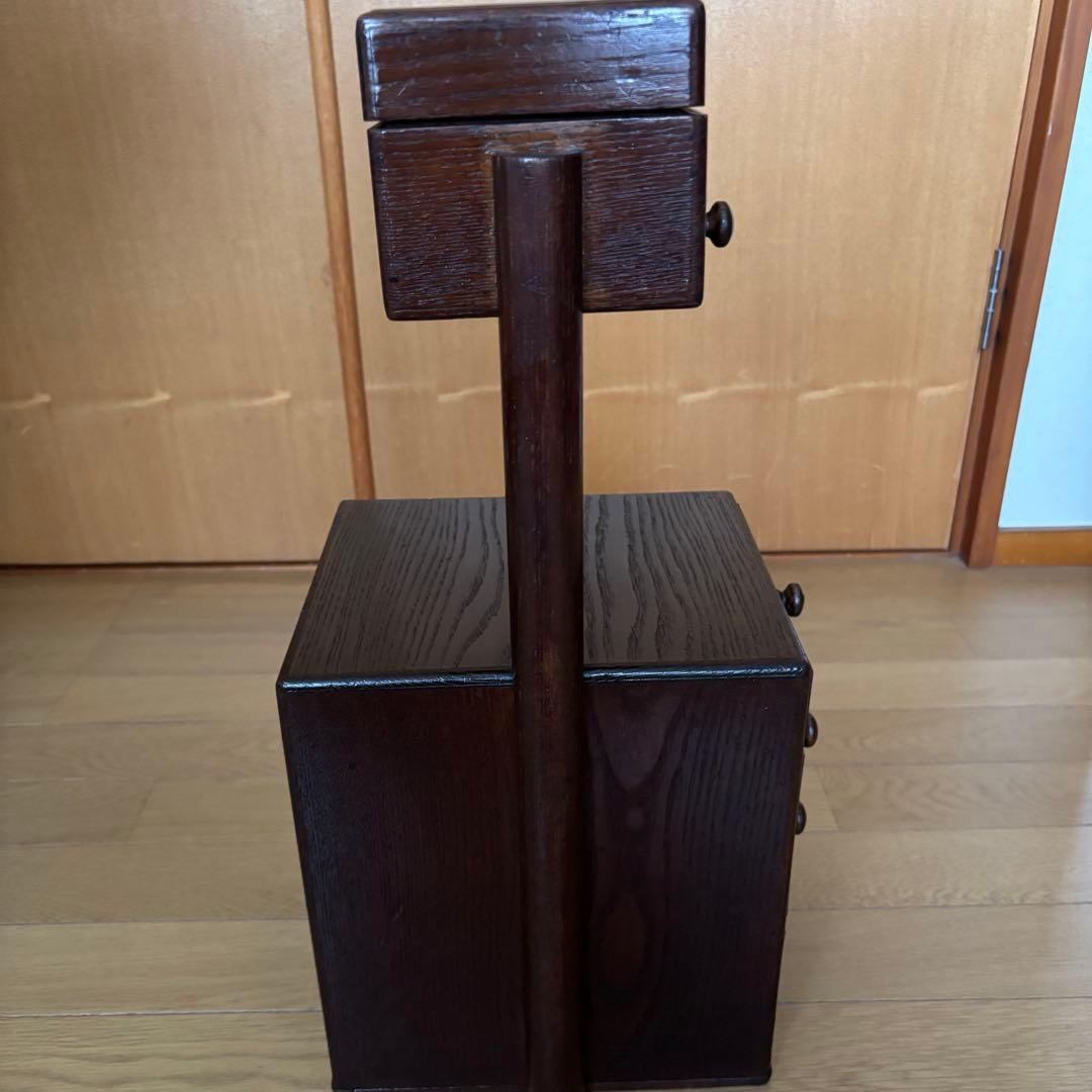 アンティークの木製の裁縫箱