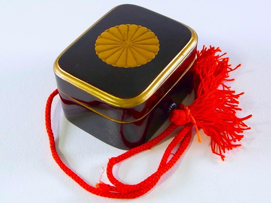 【 E950 】 大正期漆芸工芸品　木製　高蒔絵十六ハ重表菊紋文ボンボニエール