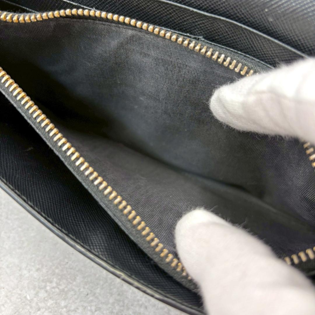 プラダ 長財布 メタルロゴ サフィアーノレザー パスケース付き 黒 レター型