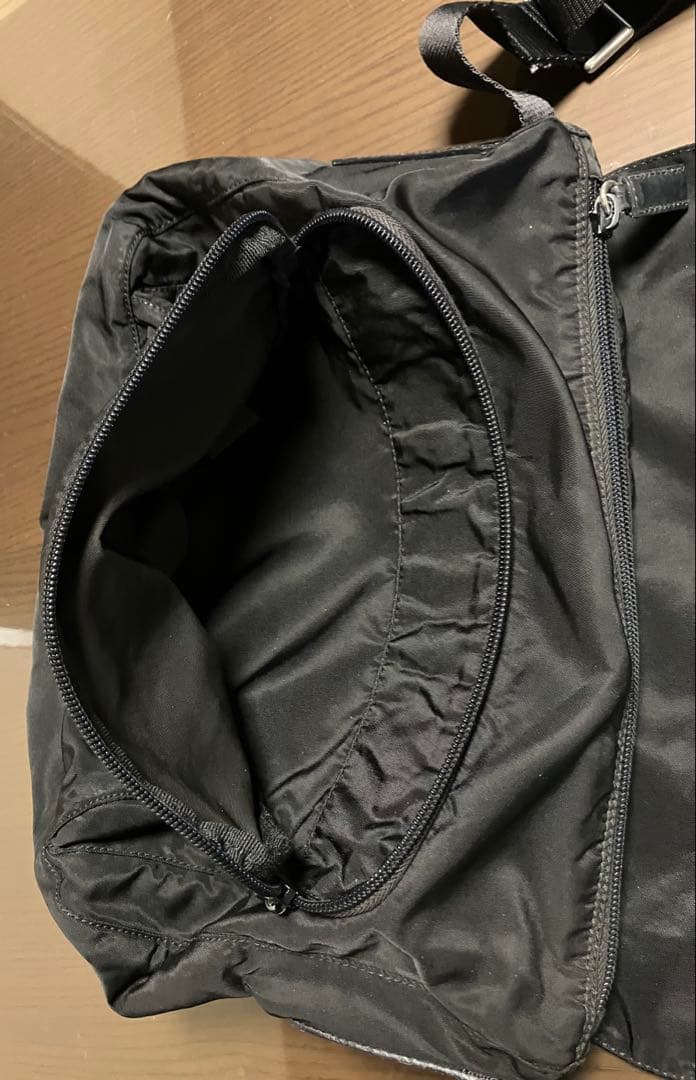 PRADA プラダ ショルダーバッグ 斜め掛け 三角ロゴ ナイロンレザー 黒