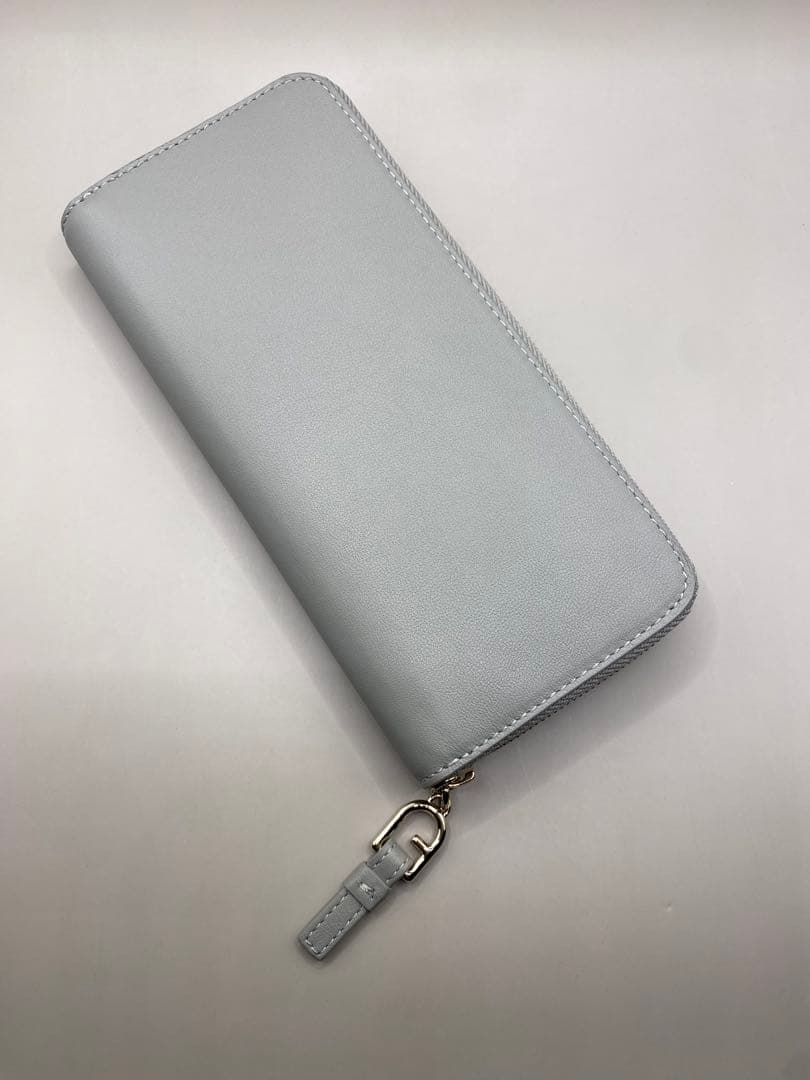 koaゆっくり出品中様 [未使用品] FURLA グレー レザー 長財布
