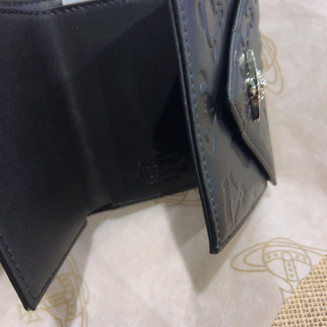 Vivienne W estwoodブラック三つ折り財布 エンボスデザイン