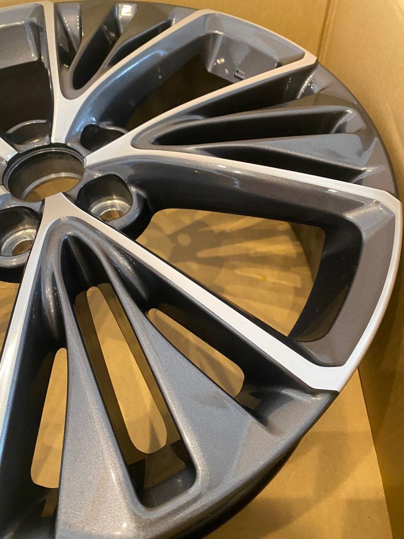 60プリウス　19インチ アルミホイール　1箇所微傷あり
