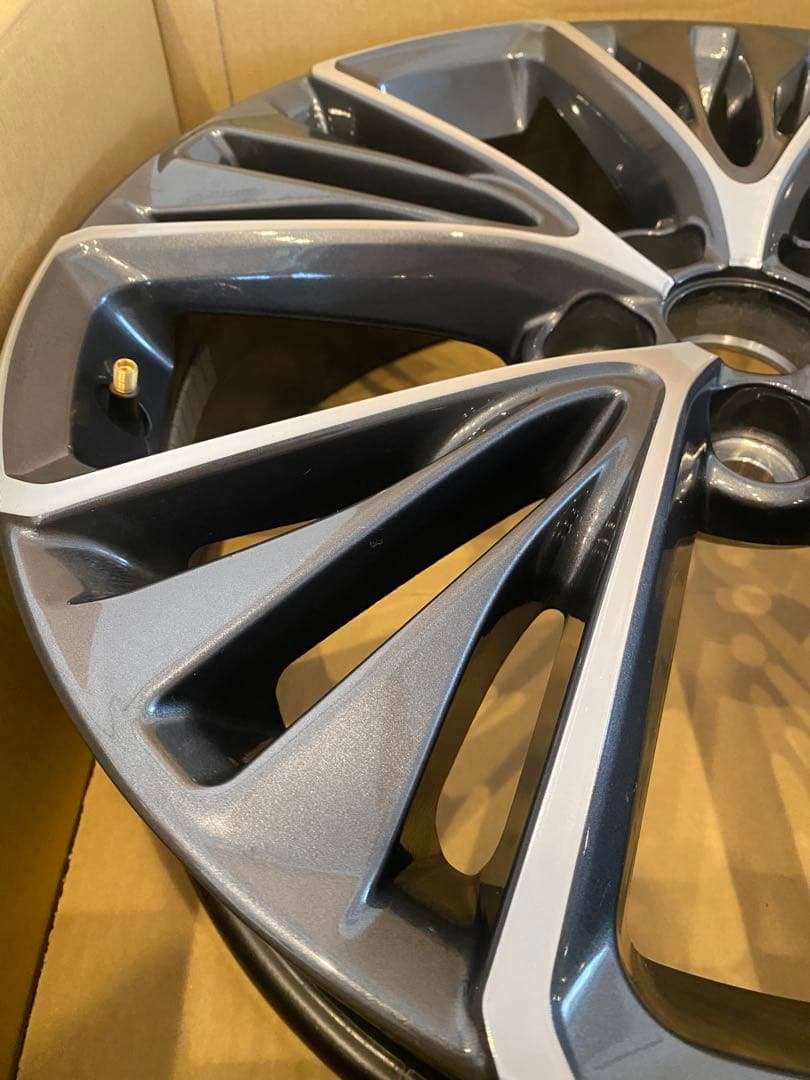60プリウス　19インチ アルミホイール　1箇所微傷あり