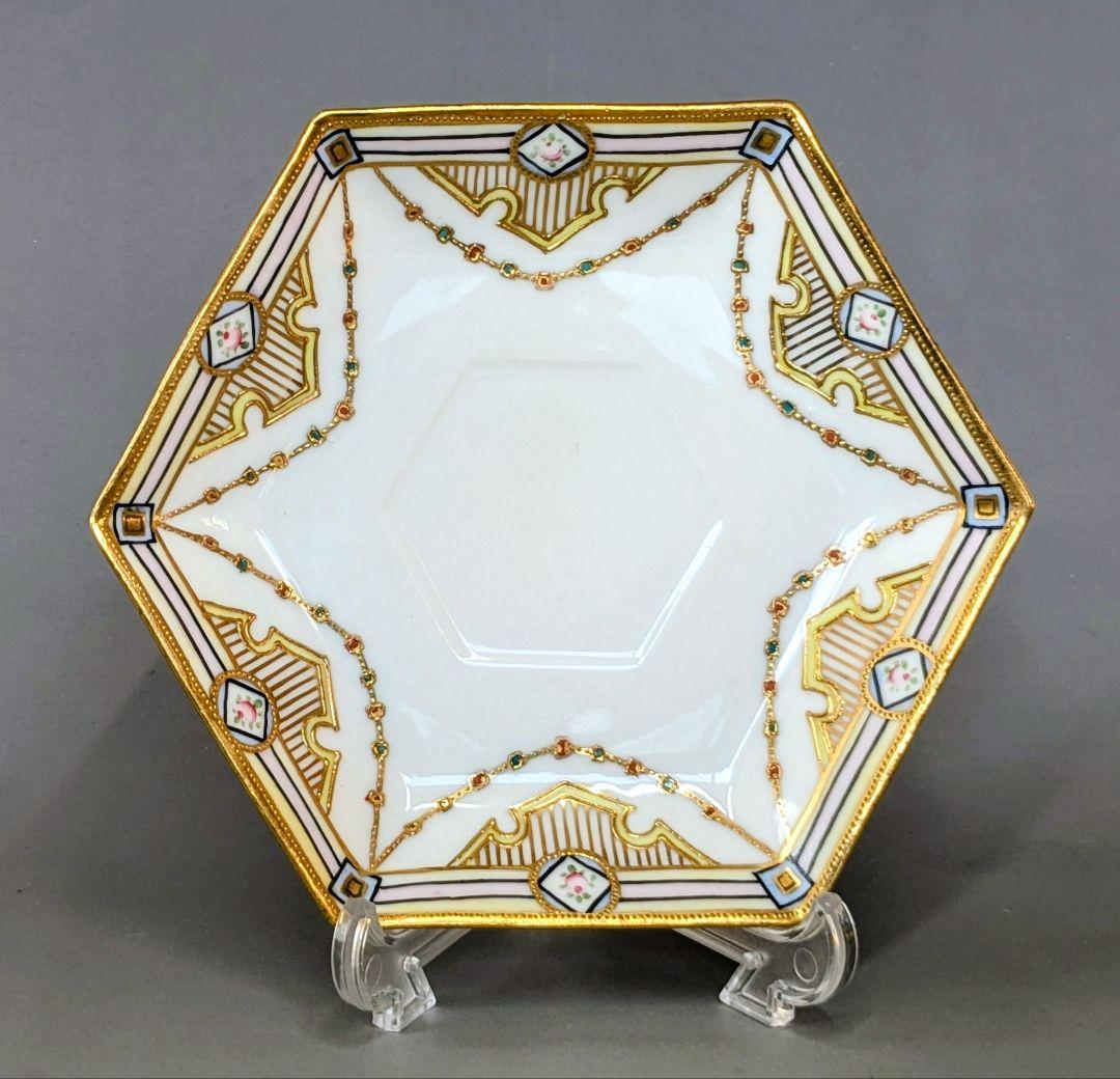 オールドノリタケ・金盛上陽刻薔薇柄　ガーランド装飾　ヘキサゴン　カップ＆ソーサー