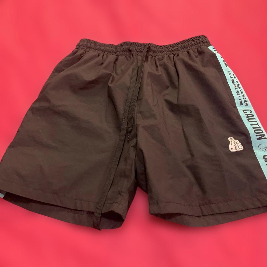 CAUTIONテープ付き黒ショートパンツ　沖縄限定