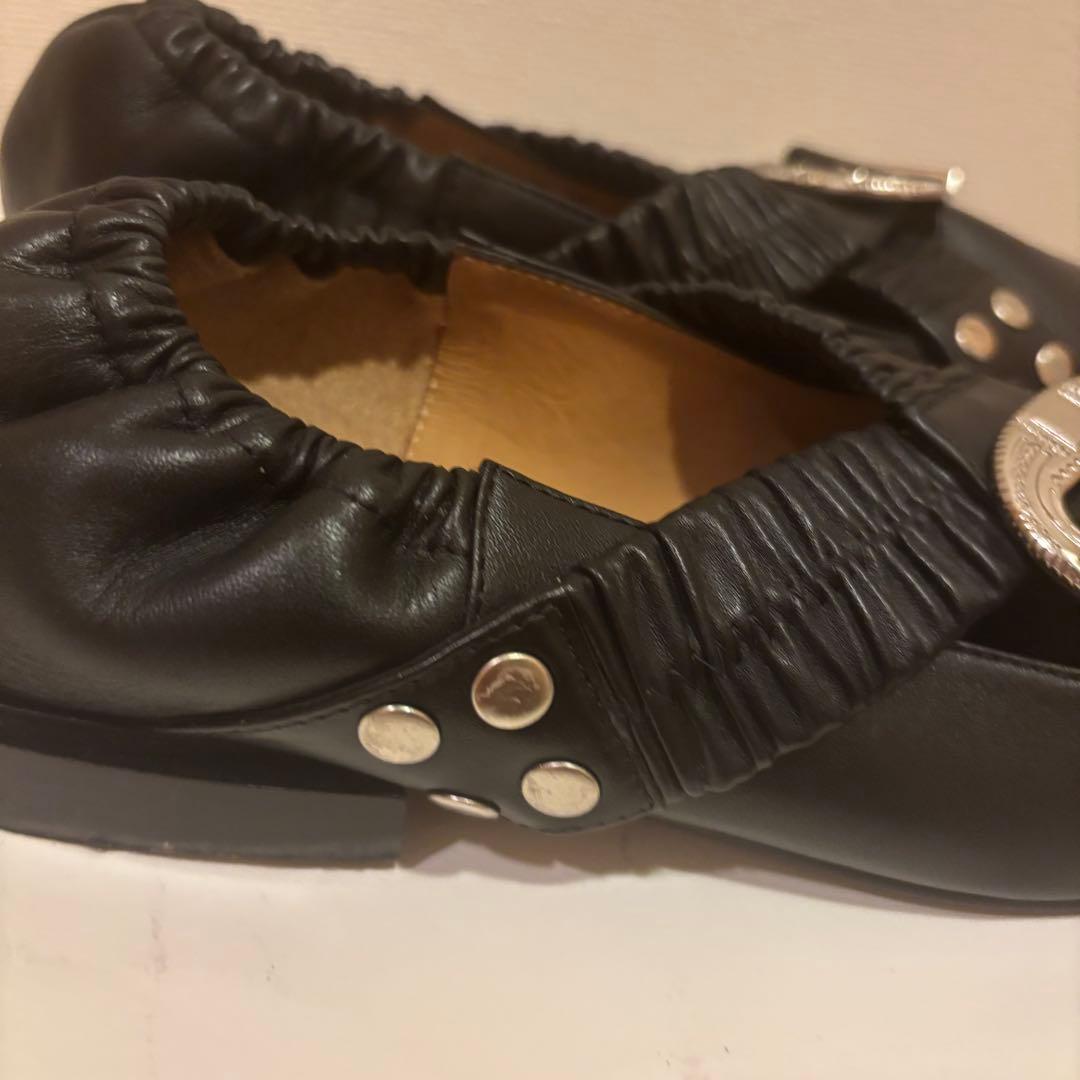 TOGA PULLA ブラックフラットシューズ