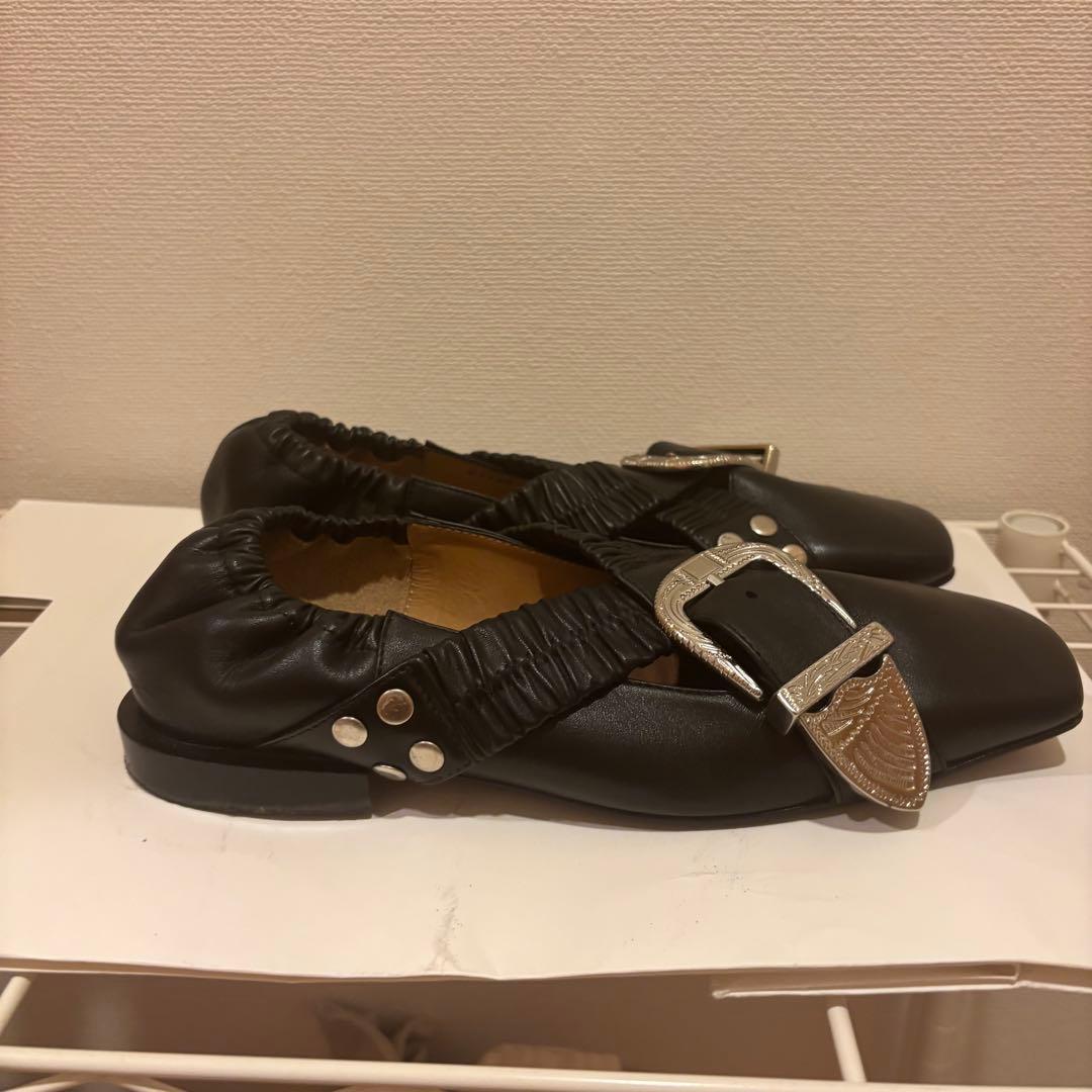 TOGA PULLA ブラックフラットシューズ