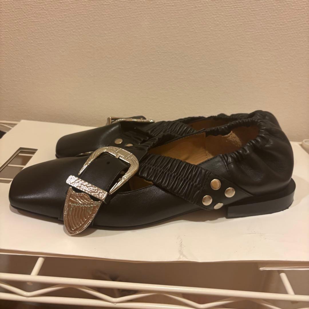 TOGA PULLA ブラックフラットシューズ