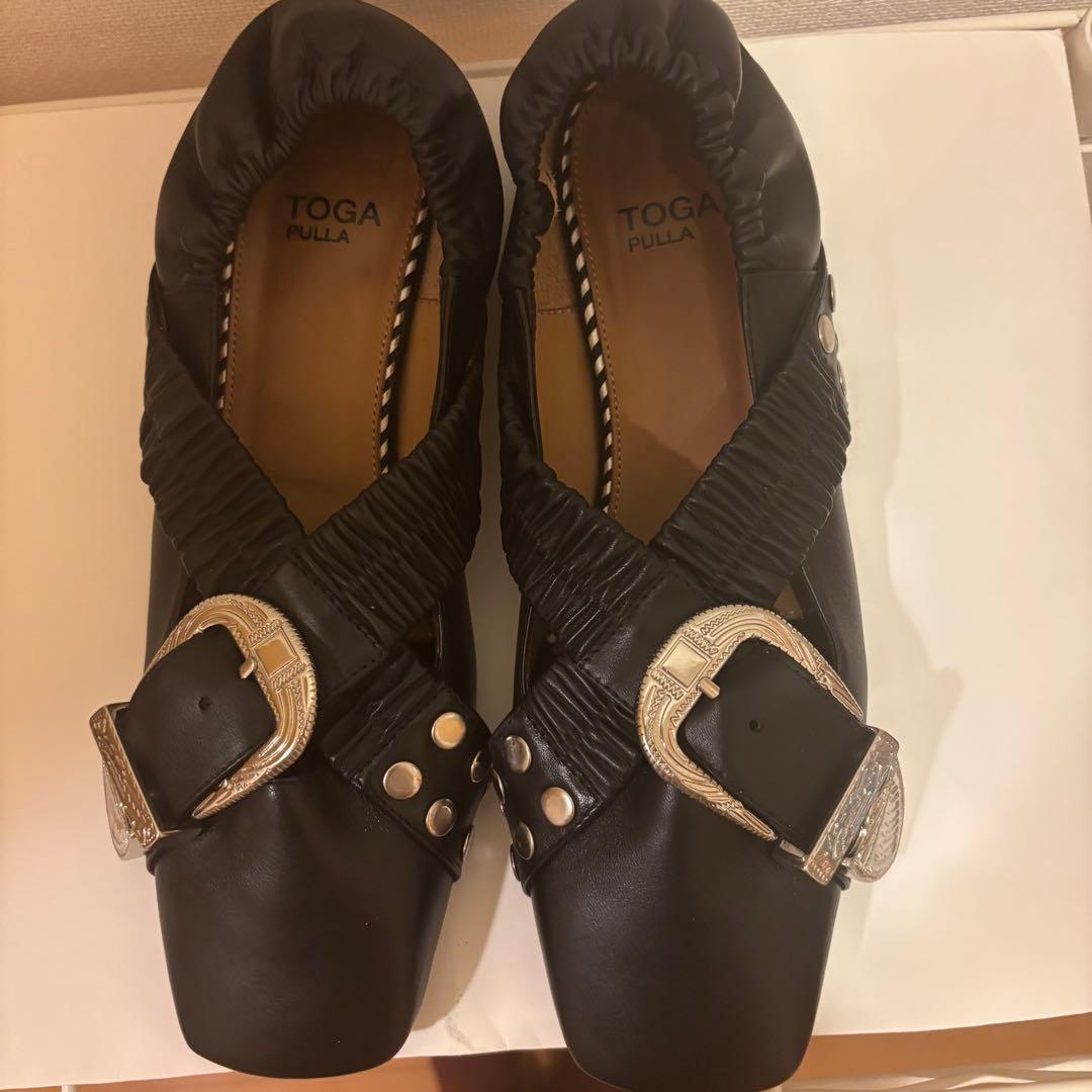 TOGA PULLA ブラックフラットシューズ
