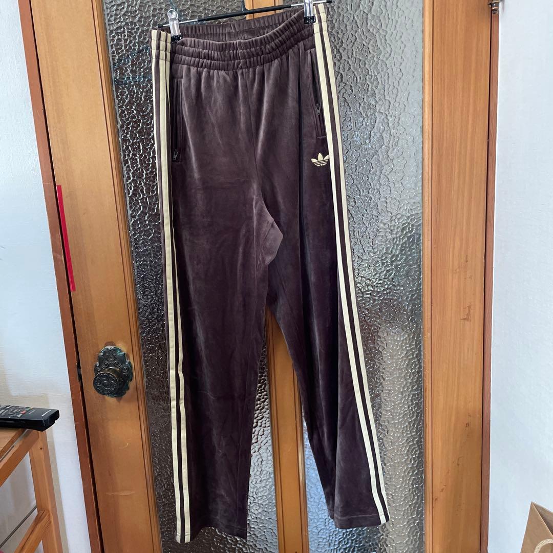 <adidas Originals ＞ファイヤーバードベロアトラックパンツ