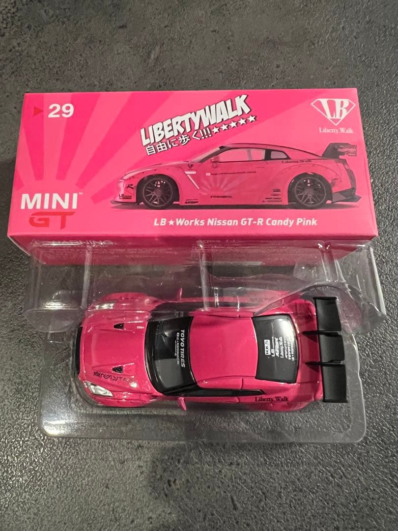 ミニカー LIBERTY WALK Nissan GT-R R35 Candy Pink