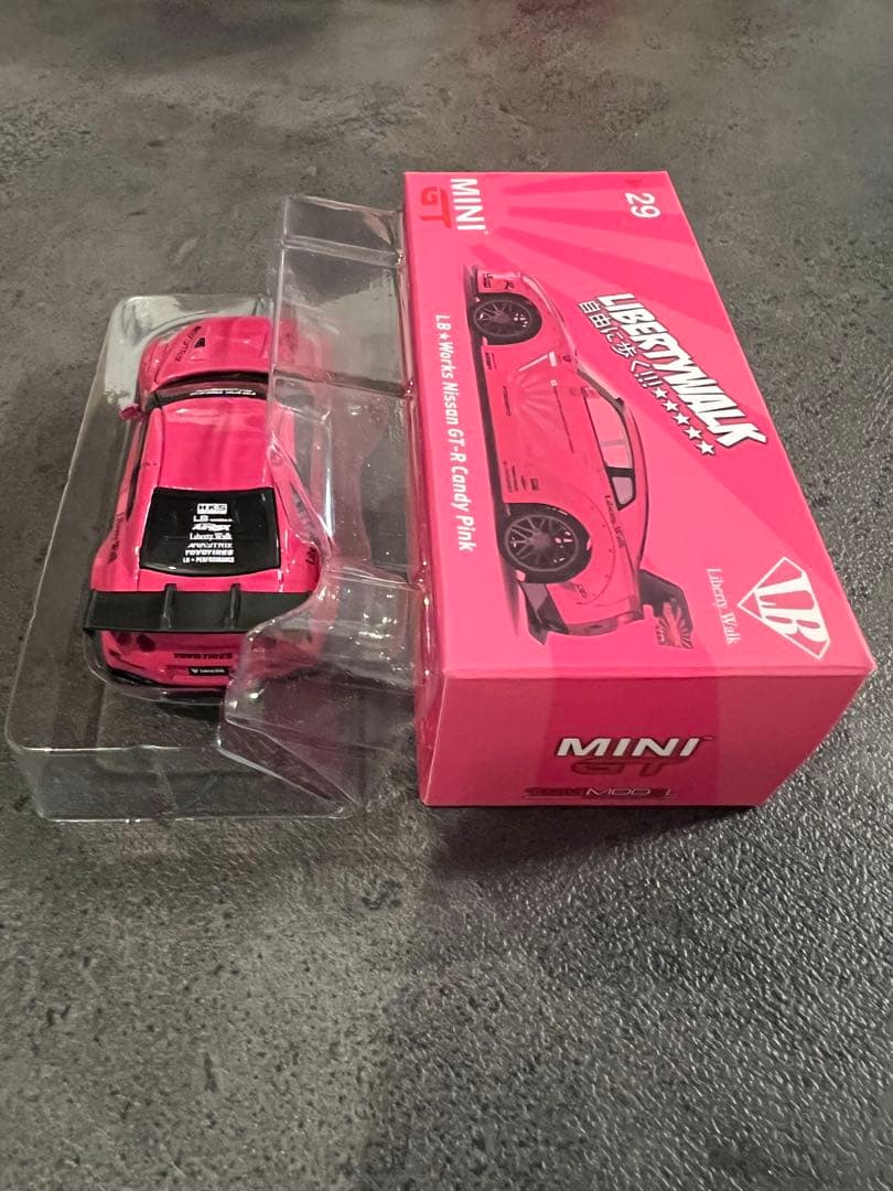 ミニカー LIBERTY WALK Nissan GT-R R35 Candy Pink