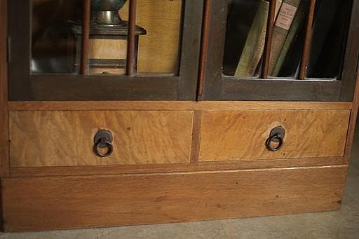 素敵な雰囲気の木枠ガラス戸棚　引き出し2杯