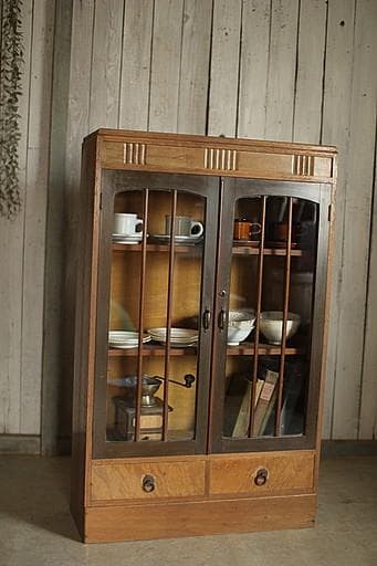 素敵な雰囲気の木枠ガラス戸棚　引き出し2杯