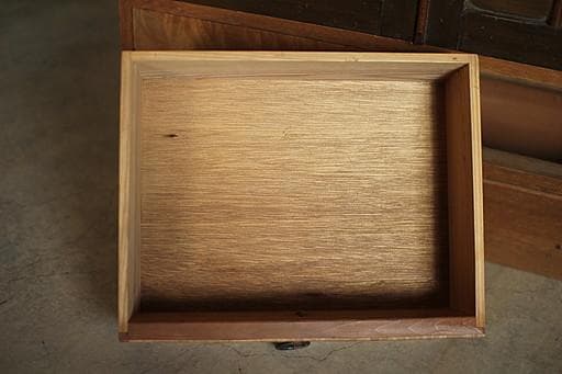 素敵な雰囲気の木枠ガラス戸棚　引き出し2杯