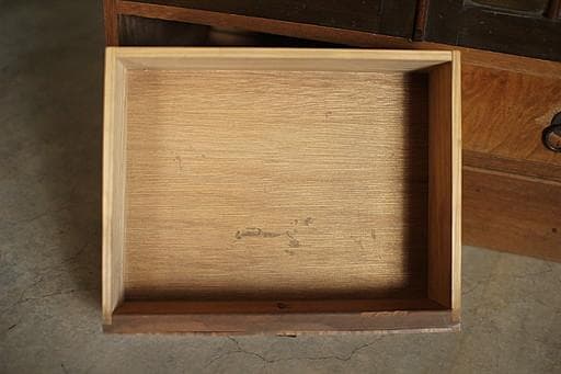 素敵な雰囲気の木枠ガラス戸棚　引き出し2杯