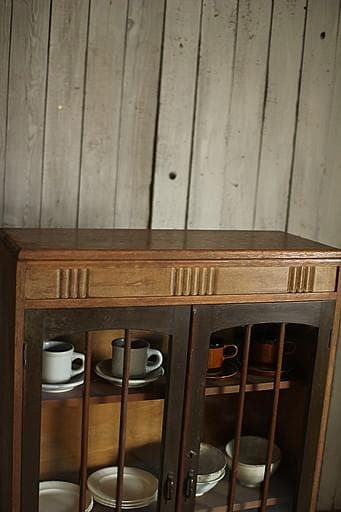 素敵な雰囲気の木枠ガラス戸棚　引き出し2杯