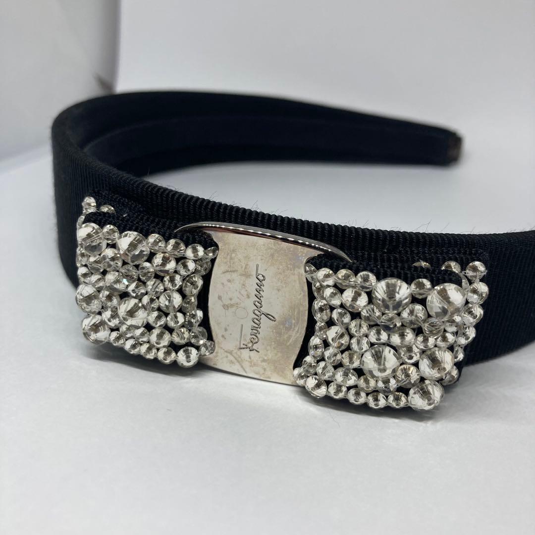 フェラガモ　カチューシャ 黒 ラインストーン