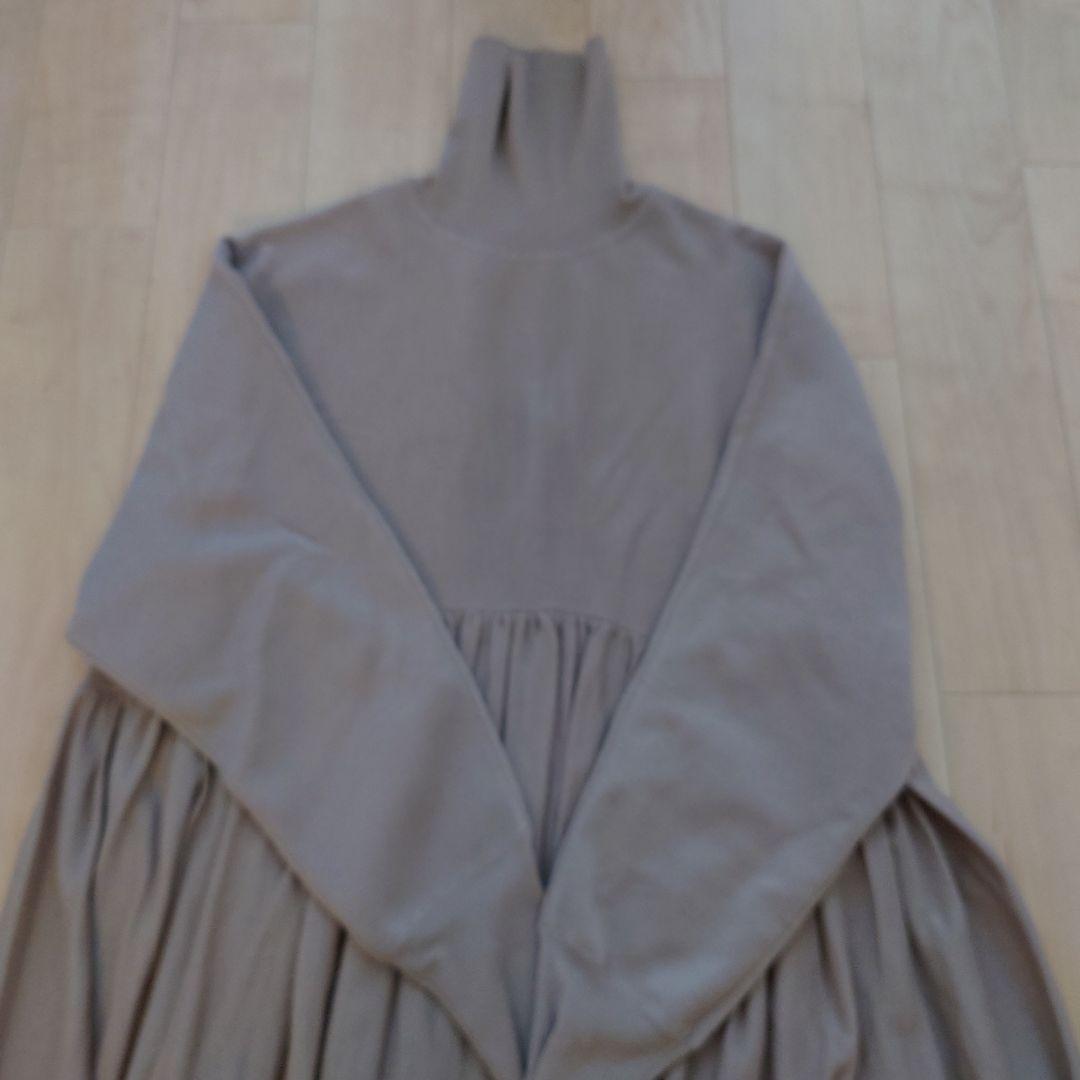 カレンソロジー　ベージュ ウールハイネックギャザー ワンピース　ロングドレス