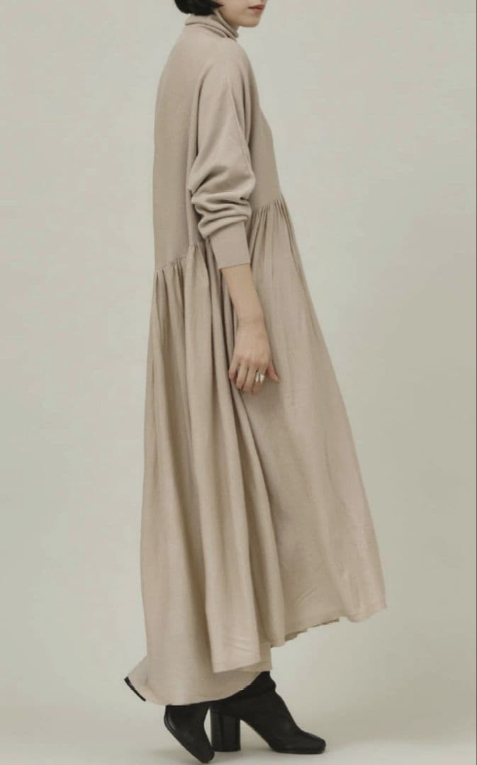 カレンソロジー　ベージュ ウールハイネックギャザー ワンピース　ロングドレス