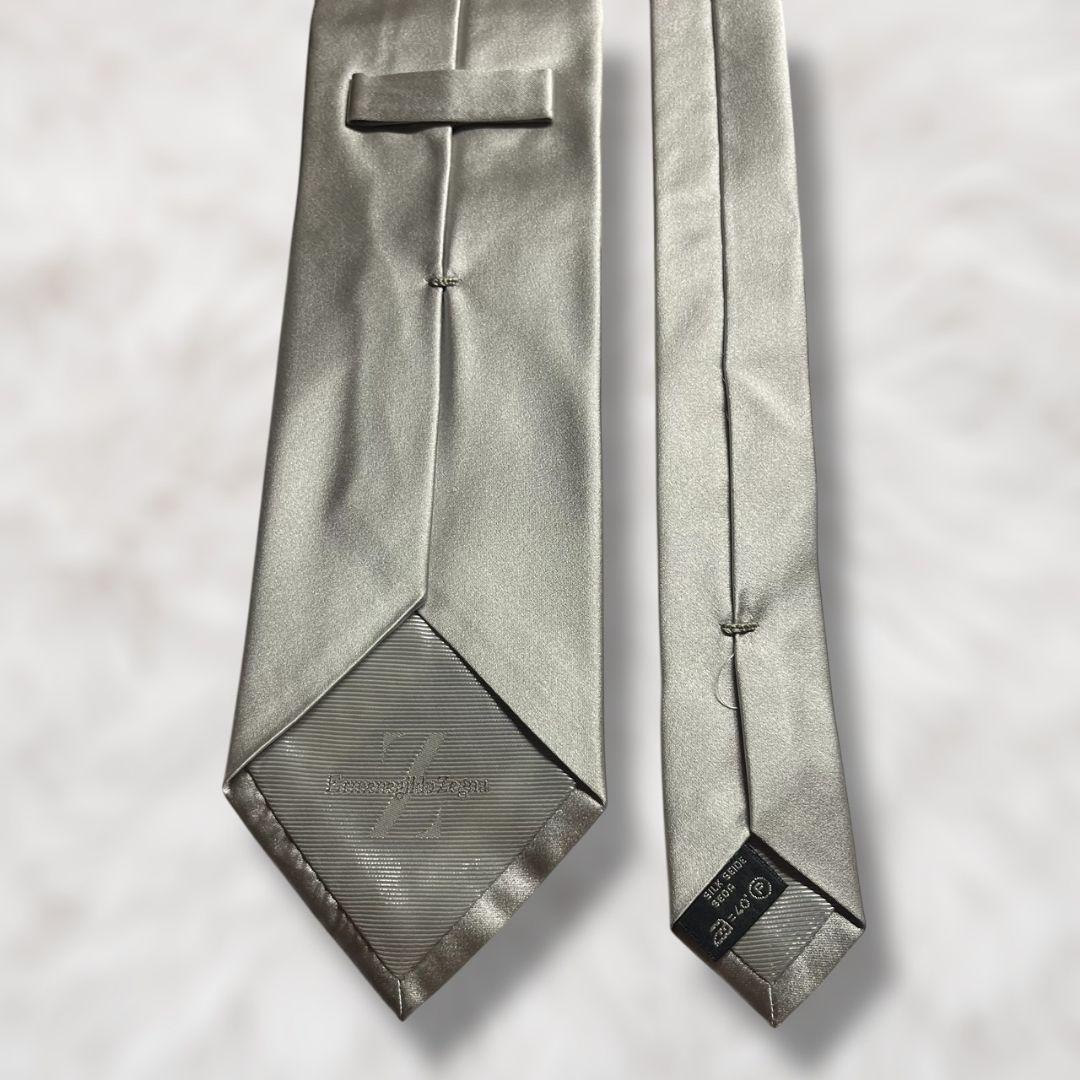 【未使用級✨】エルメネジルドゼニア 無地 ソリッドタイ シルバー 光沢 ネクタイ