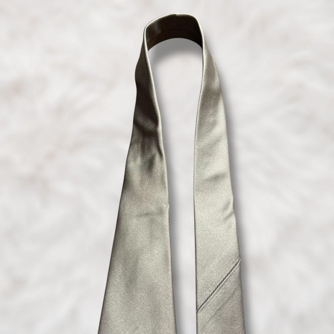 【未使用級✨】エルメネジルドゼニア 無地 ソリッドタイ シルバー 光沢 ネクタイ