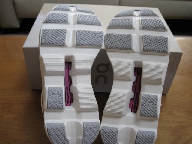 新品同様　オン On Cloudmonster クラウドモンスター 23cm