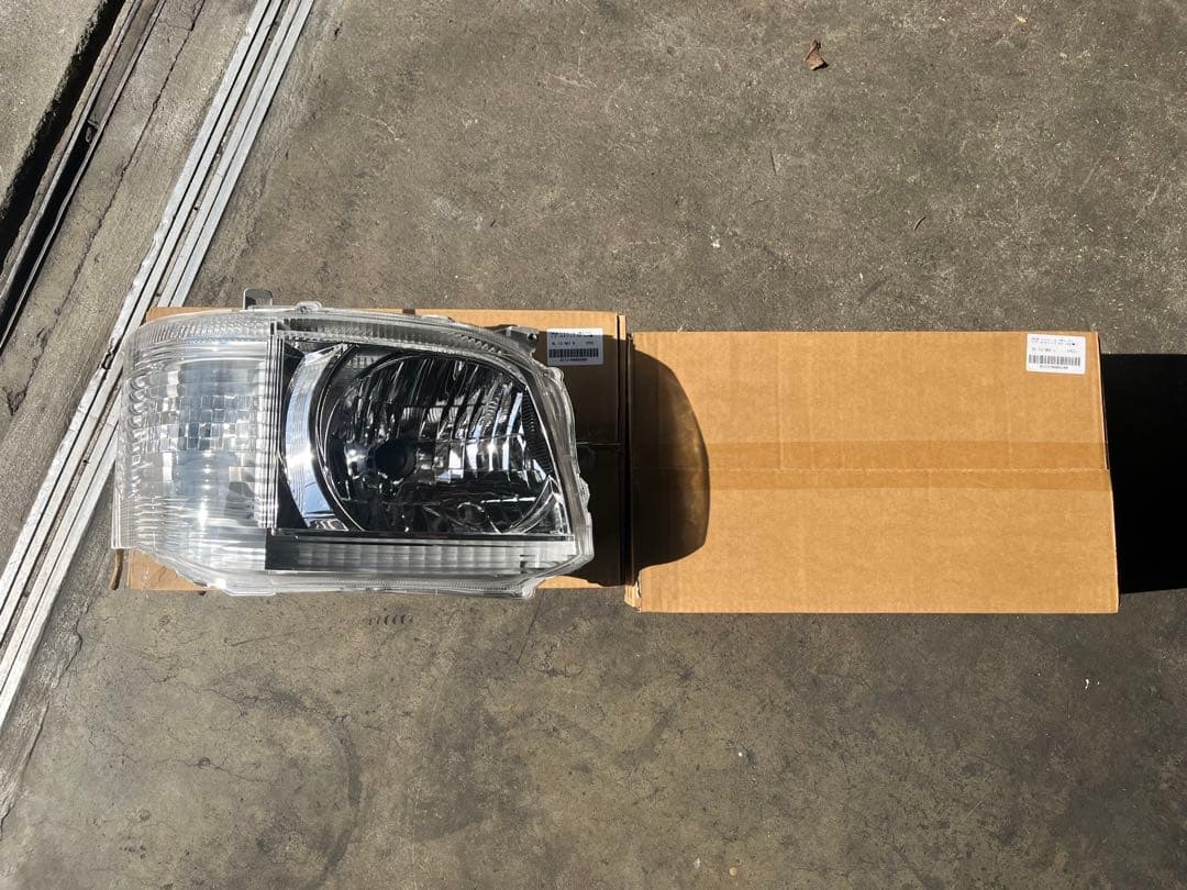 200系3型ハイエースバン ハロゲンヘッドライト 社外新品箱付き