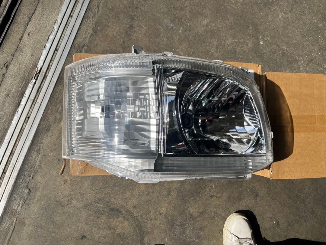 200系3型ハイエースバン ハロゲンヘッドライト 社外新品箱付き