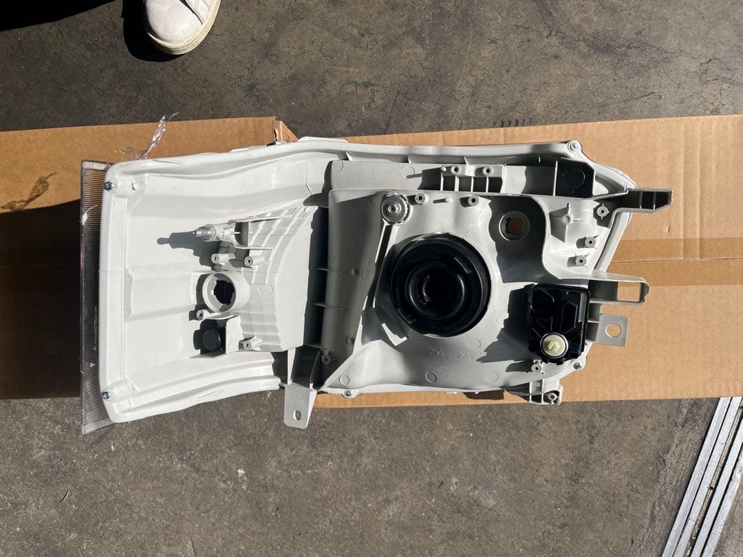 200系3型ハイエースバン ハロゲンヘッドライト 社外新品箱付き