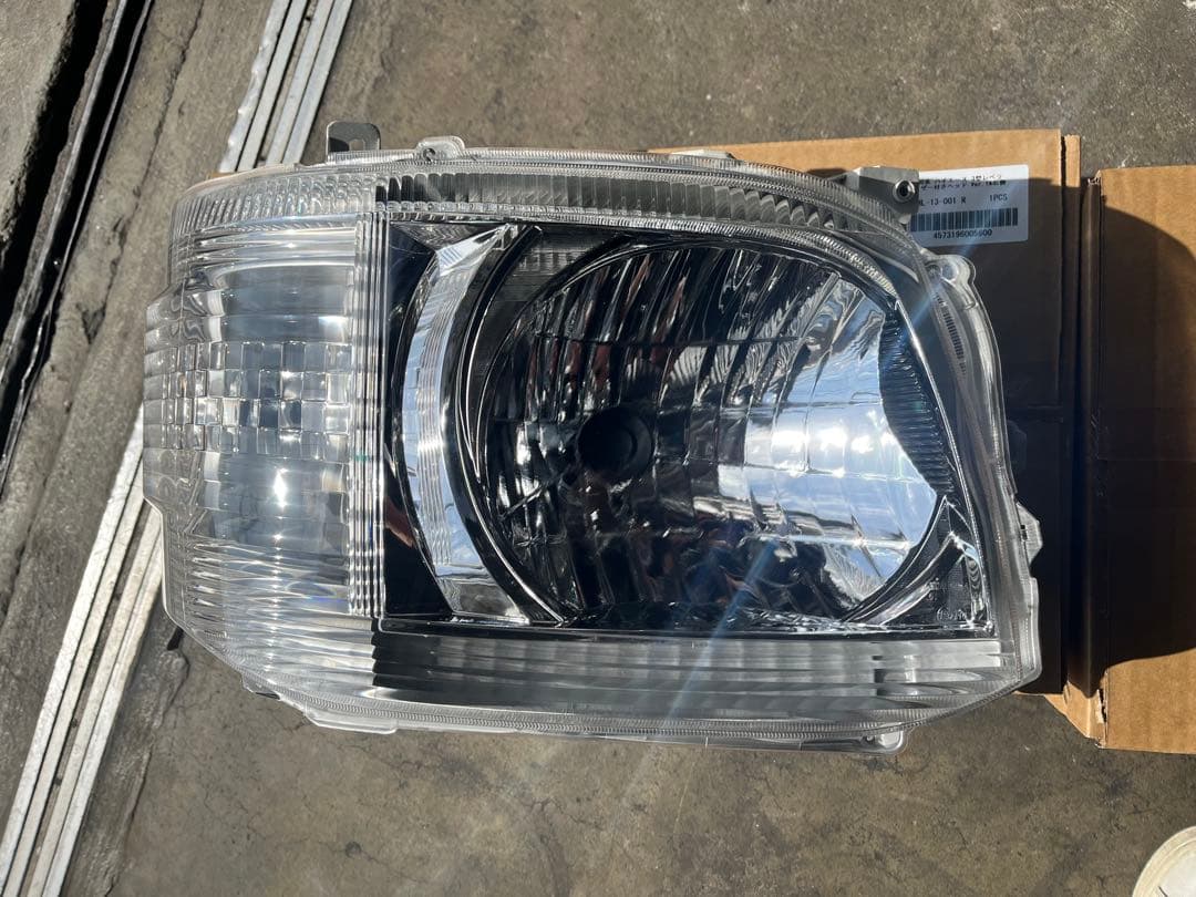 200系3型ハイエースバン ハロゲンヘッドライト 社外新品箱付き