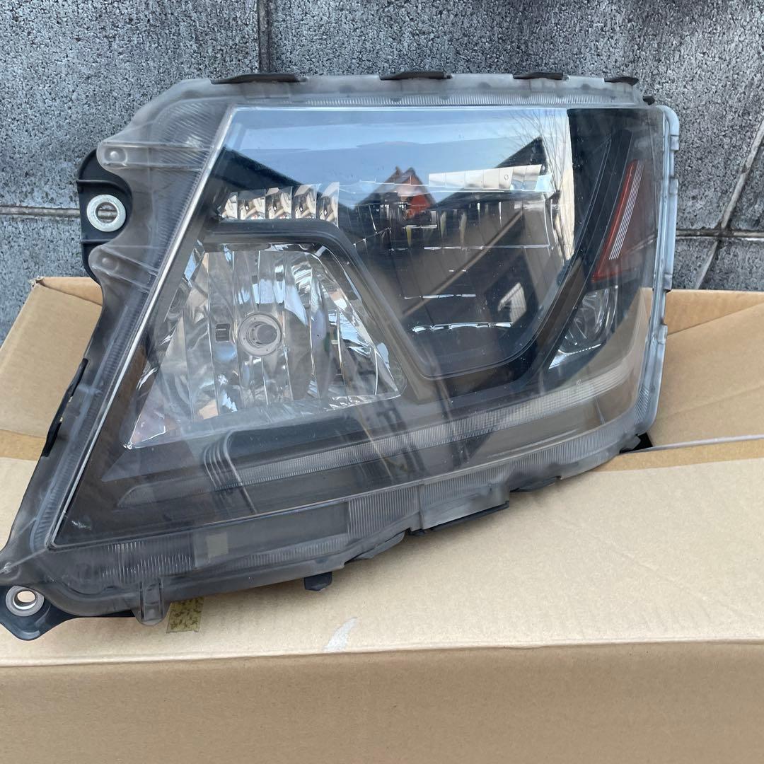 日野中型車 Fr左ヘッドライト