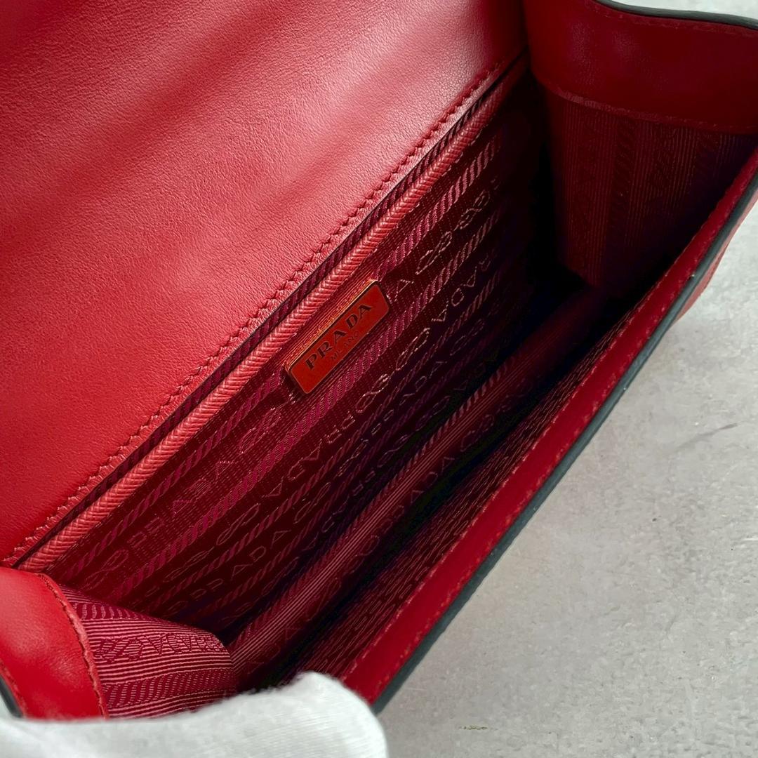 超希少美品⭐︎PRADA プラダ サフィアーノ 赤 レザー ショルダーバッグ